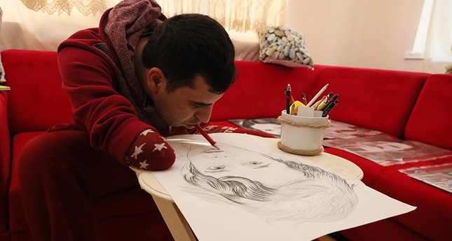 معجزة فنية.. الرسام التركي "آقغون" فقد ذراعيه صغيراً فأبدعت شفتاه  1516741964426